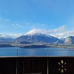 シャレー With Panoramic Views Of The Mountains Of The Oberland And Thun *