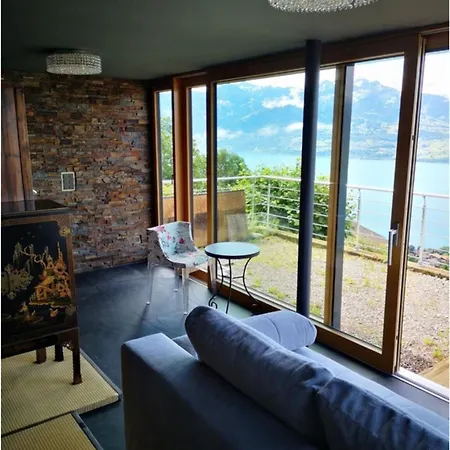 With View Of The Mountains And The Thun Шале